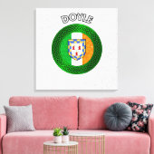 Doyle Crest en Celtic Knot op Shamrock Canvas Afdruk (Insitu (Woonkamer))