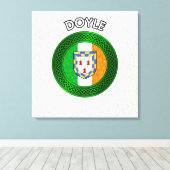 Doyle Crest en Celtic Knot op Shamrock Canvas Afdruk (Insitu (Houten vloer))