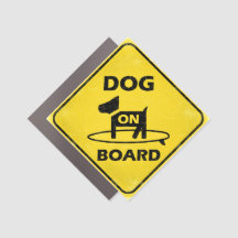 Dozer surft met hond aan boord