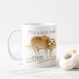 Dozing luiaard en schattige baby heeft koffie slog koffiemok
