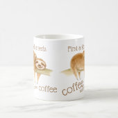 Dozing luiaard en schattige baby heeft koffie slog koffiemok (Center)