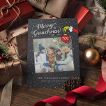 Dr. Seuss | Folie Kerst van de kerstfamilie Merry  Folie Feestdagenkaart<br><div class="desc">Dit jaar vieren we de Feestdagen met The Grinch! Dit rustige krijtbordontwerp kenmerkt de tekst "Merry Grinchmas" en de iconische hand van de Grinch. Personaliseer u door uw favoriete familiefoto en namen toe te voegen.</div>