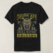 Dr Squatch's Skunk Ape Skull Bucket Bourbon T-shirt (Design voorkant)