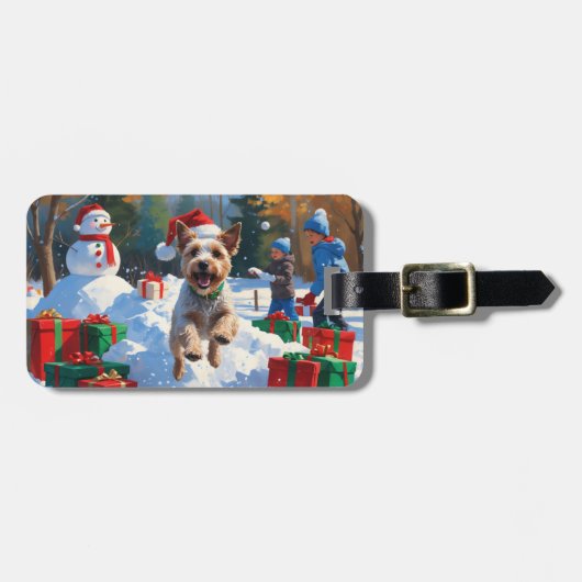 Draad Fox Terrier loopt door sneeuw met Kerstmuts Bagagelabel (Voorkant horizontaal)