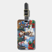Draad Fox Terrier loopt door sneeuw met Kerstmuts Bagagelabel (Voorkant verticaal)