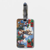 Draad Fox Terrier loopt door sneeuw met Kerstmuts Bagagelabel (Achterkant verticaal)