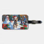Draad Fox Terrier loopt door sneeuw met Kerstmuts Bagagelabel (Achterkant horizontaal)