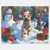 Draad Fox Terrier loopt door sneeuw met Kerstmuts Fleece Deken (Voorkant (Horizontaal))