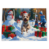 Draad Fox Terrier loopt door sneeuw met Kerstmuts Groot Cadeauzakje (Voorkant)