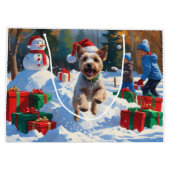 Draad Fox Terrier loopt door sneeuw met Kerstmuts Groot Cadeauzakje (Achterkant)