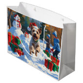 Draad Fox Terrier loopt door sneeuw met Kerstmuts Groot Cadeauzakje (Achterkant Gekanteld)