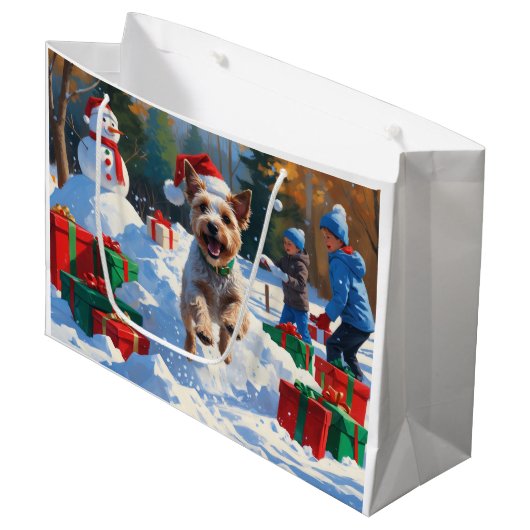 Draad Fox Terrier loopt door sneeuw met Kerstmuts Groot Cadeauzakje (Voorkant Gekanteld)