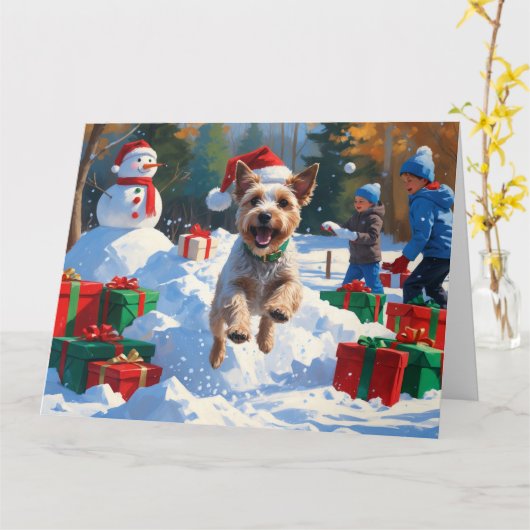 Draad Fox Terrier loopt door sneeuw met Kerstmuts Kaart (Gele Bloem)