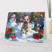Draad Fox Terrier loopt door sneeuw met Kerstmuts Kaart (Voorkant)