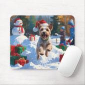 Draad Fox Terrier loopt door sneeuw met Kerstmuts Muismat (Met muis)
