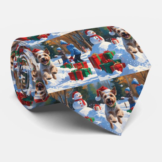 Draad Fox Terrier loopt door sneeuw met Kerstmuts Stropdas (Opgerold)