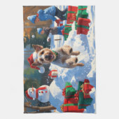 Draad Fox Terrier loopt door sneeuw met Kerstmuts Theedoek (Verticaal)