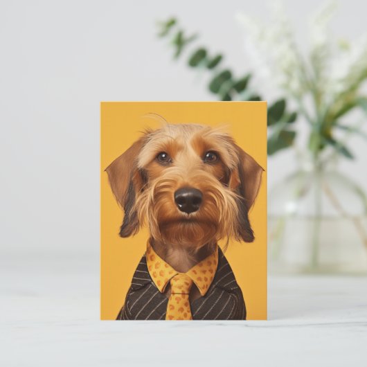 Draad haired dachshung op geel briefkaart (Staand voorkant)