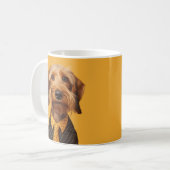 Draad haired dachshung op geel koffiemok (Voorkant links)