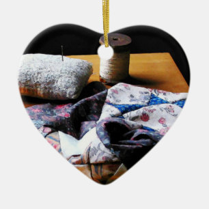 Draadkussen en stof keramisch ornament