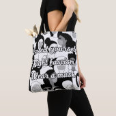 Draag een masker in zwart-witte stijl tote bag (Dichtbij)