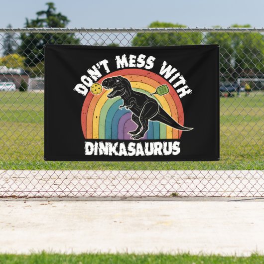 Draag geen grapjes uit met Dinkasaurus Pickleball Spandoek (Insitu)