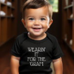 Draag het voor de 'Gram Baby<br><div class="desc">Dit baby T-shirt is op zich schattig of gedragen onder een schattig jasje,  flanel of trui. "Het dragen" van de "Gram" op de voorkant maakt van je baby een social media model.</div>