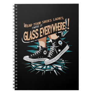 Draag Je Schoenen Dames Er Is Overal Glas Notitieboek