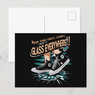 Draag uw schoenen dames er is overal glas briefkaart