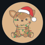 Draagbare kerstwinterdieren Dieer Classic Round S Ronde Sticker<br><div class="desc">The deer at Christmas with fairy lights. Funny animals with gifts and snow for the folidays. Het was Christmas Greeting. Deer are cute animals and perfect for Christmas.</div>