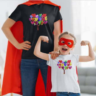 Draai je kinderkunstWerk of tekening in een roze T-shirt