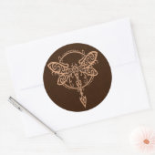 Draaiende bruine libel ronde sticker (Envelop)