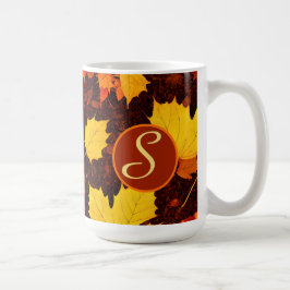 Draaiende herfstbladeren monogram koffiemok