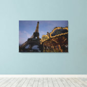 Draaimolen bij de Eiffeltoren in de avond, Canvas Afdruk (Insitu (Houten vloer))