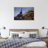 Draaimolen bij de Eiffeltoren in de avond, Canvas Afdruk (Insitu (Slaapkamer))