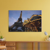 Draaimolen bij de Eiffeltoren in de avond, Canvas Afdruk (Insitu (Woonkamer))