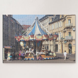 Draaimolen op de kermis in een oude Franse stad Legpuzzel