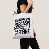 Draait op sarcasme en cafeïne tote bag (Dichtbij)