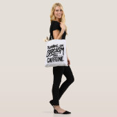 Draait op sarcasme en cafeïne tote bag (Op model)