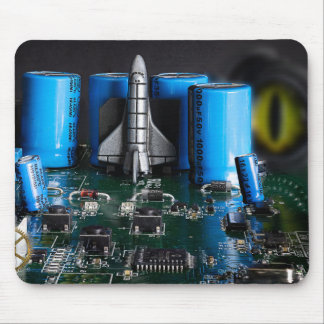 Draak die de lancering van de spaceshuttle bekijkt muismat