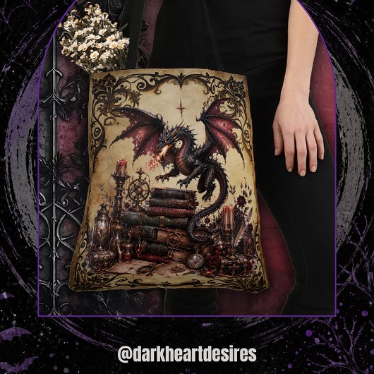 Draak met stapel boeken tote bag
