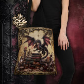 Draak met stapel boeken tote bag