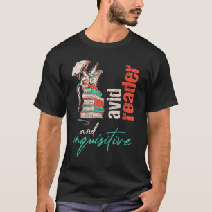Draak op boeken met enthousiaste lezer en inquisit t-shirt