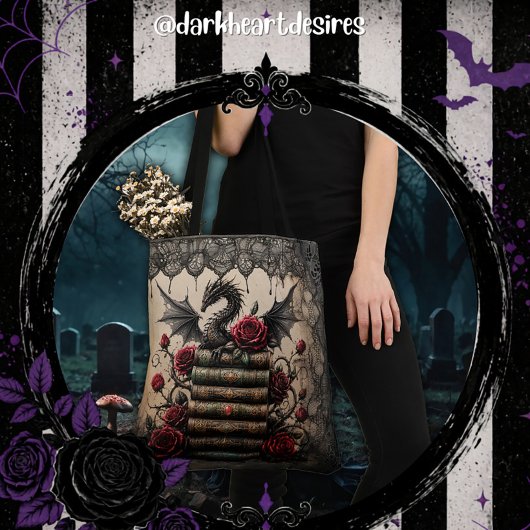Draak op stapel boeken met rozen tote bag