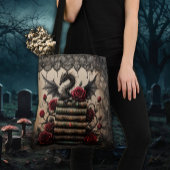 Draak op stapel boeken met rozen tote bag