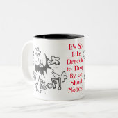 Dracula komt binnen tweekleurige koffiemok (Voorkant links)