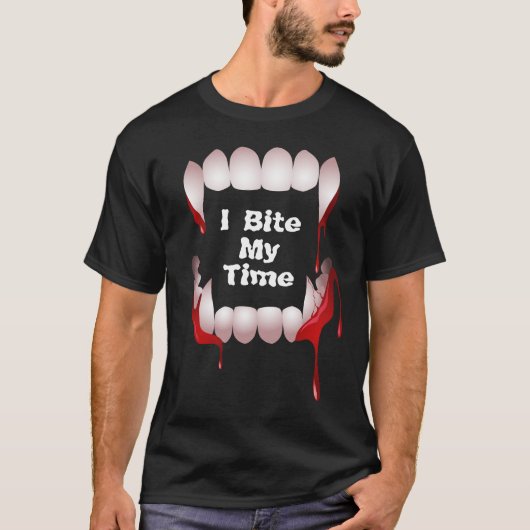 Dracula's slagtanden met tekst I Bite My Time Blac T-shirt (Voorkant)