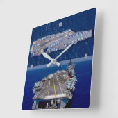 DRAGER VAN NUCLEAIR VLIEGTUIG IN DE VS VIERKANTE KLOK (Hoek)