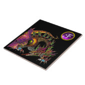 DRAGO, FANTASIEDRAAK, PAARSE EDELSTEEN MONOGRAM TEGELTJE (Zijkant)