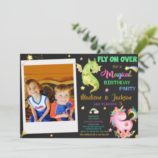 Dragon en unicorn verjaardagsuitnodiging kaart (Staand voorkant)